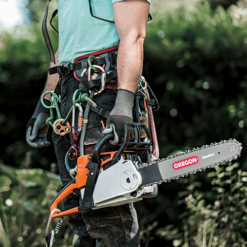 Homem segurando motosserra, com barra SpeedCut